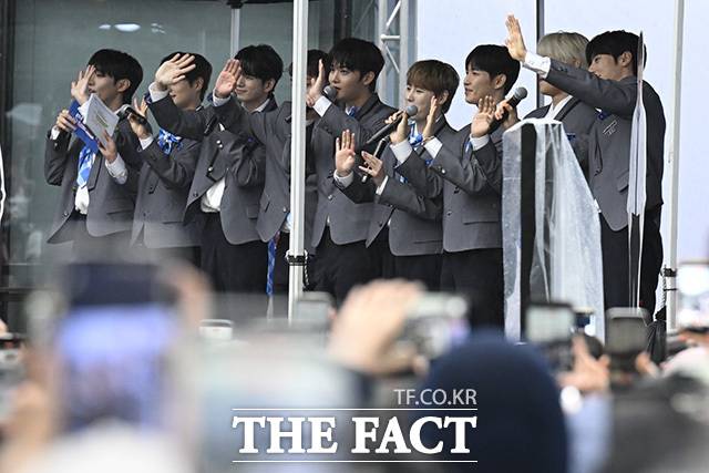 그룹 워너원(Wanna One)이 6일 오전 서울 마포구 상암동 DMC 문화공원에서 열린 오프닝 세리머니 행사에 참석해 팬들에게 인사를 하고 있다. /송호영 기자