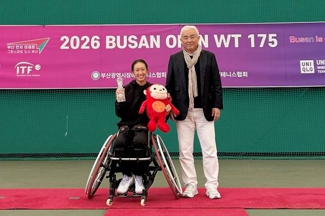 여자단식 우승자 궈루오야오와 주원홍 대한테니스협회장. 대한장애인테니스협회