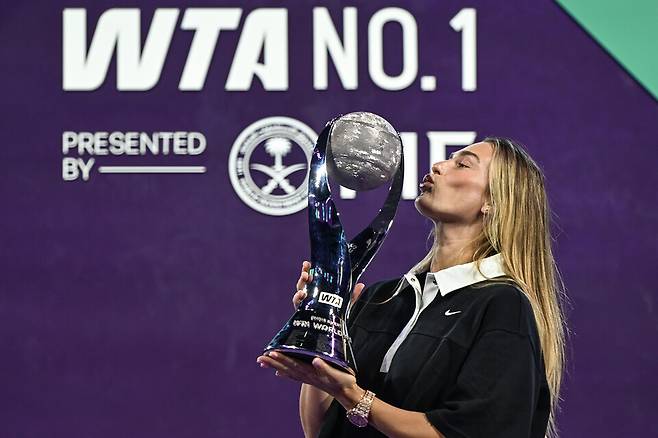 작년 연말랭킹 1위를 확정짓고 트로피를 받았던 사발렌카 / 게티이미지코리아