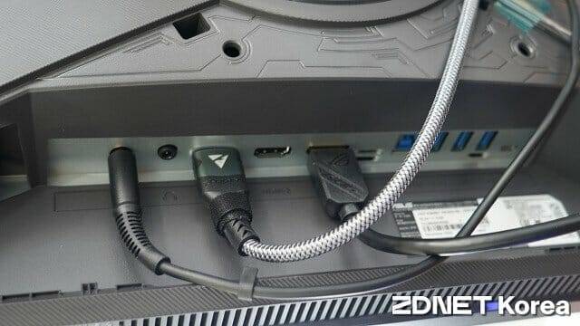 영상 입력단자는 DP 1.4 1개, HDMI 2.1 2개 등 총 3개다. (사진=지디넷코리아)