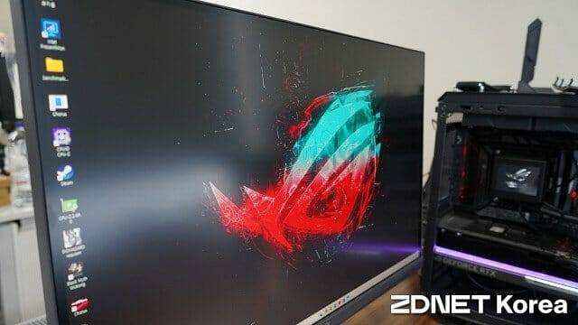 IPS 패널로 TN/VA 등 패널 대비 시야각에 따른 색 왜곡이 적다. (사진=지디넷코리아)