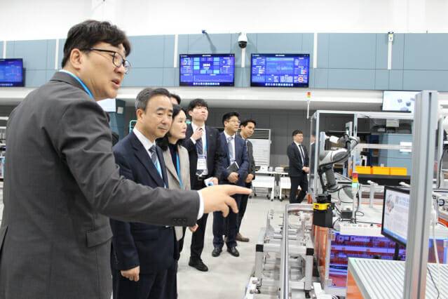 임문영 상근부위원장이 오늘 6일 대구 수성알파시티를 방문해 지역특별위원회 위원들과 함께 ‘지역거점 AX 혁신기술개발사업’ 추진 현황을 점검하고 있다. (사진=국가AI전략위원회)