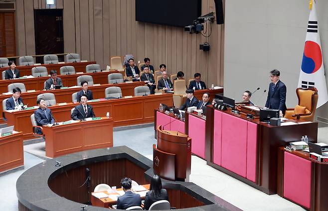 7일 국회에서 열린 예산결산특별위원회 전체회의에서 위원장인 더불어민주당 진성준 의원이 인사말을 하고 있다. 연합뉴스