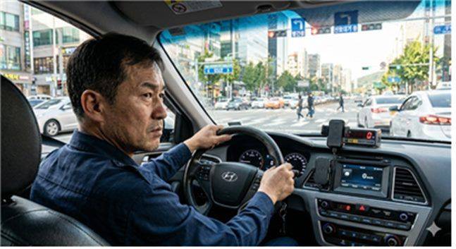 운전대를 잡고 신호등 앞에 서면 긴장되는 모습 ⓒAI 제작