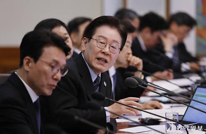 이재명 대통령이 6일 오전 청와대에서 열린 국무회의에서 발언하고 있다. 이 대통령은 ‘대북 무인기 침투 사건’과 관련해 “일부의 무책임하고 무모한 행동으로 불필요한 군사적 긴장이 유발된 데 대해 북측에 유감의 뜻을 표한다”고 밝혔다. 김재명 기자 base@donga.com