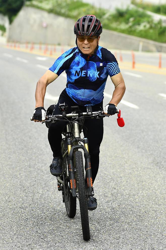 다음달 4일부터 자전거 세계일주에 나서는 강원 평창의 김영교 씨. 평소 자전거와 걷기로 꾸준히 체력을 관리해 왔다. 김영교 씨 제공