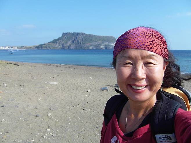 제주올레를 개척한 서명숙 사단법인 제주올레 이사장이 7일 별세했다. 사진은 올레길을 걷고 있는 서 이사장. 제주올레 제공