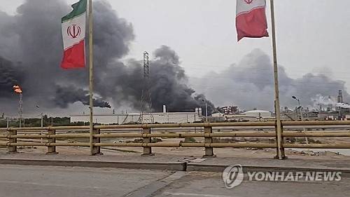 공습후 연기가 치솟는 이란 마슈하르 석유화학 특구. 기사 내용과 직접 관련 없음. 로이터 연합뉴스.