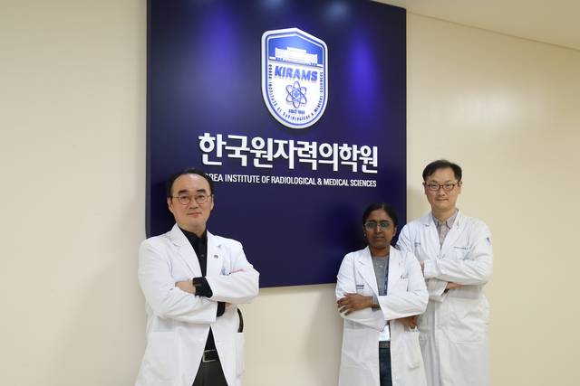 강도균(왼쪽부터) 박사, 조이시 산무게아 연수연구원, 김진수 박사. 원자력의학원 제공.