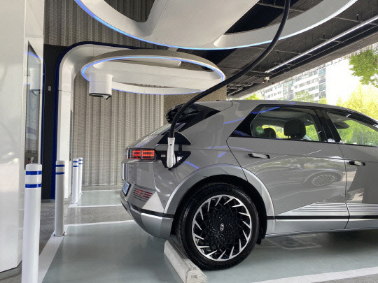 서울 강동구 '현대 EV 스테이션 강동'에서 현대차 아이오닉 5가 충전하고 있다. 디지털타임스 DB