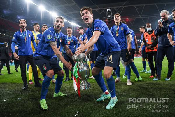유로 2021 우승 당시 도메니코 베라르디(가운데 왼쪽)와 페데리코 키에사(가운데) 등 이탈리아 선수단. 게티이미지코리아