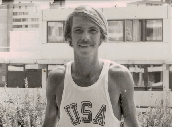 1972년 올림픽 국가대표 시절의 제프 갤러웨이. 운동에는 젬병이던 '13세 뚱보 소년'이 미국에서 가장 빠른 장거리 육상 선수 중 한 명으로 변신하는 과정에서 그는 달리기의 마법을 직접 체험했다고 말했다. 그는 약 8년 뒤인 80년 휴스턴 마라톤 주로를 걸음으로써 마라톤의 정의를 다시 썼다. 가족사진