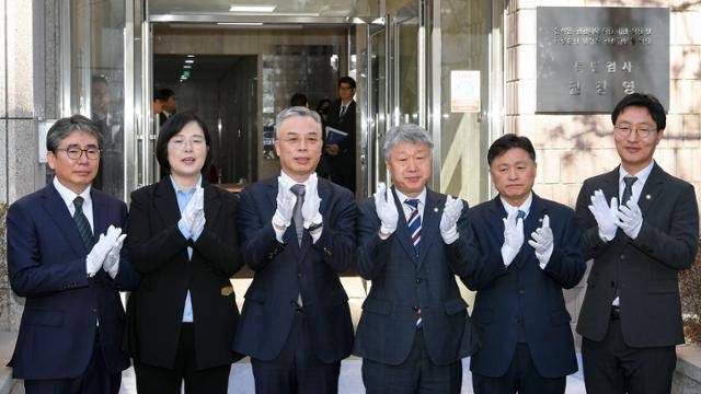 권창영(왼쪽 세 번째) 특별검사 등이 2월 25일 경기 과천시에 마련된 특검 사무실 앞에서 열린 현판식을 마친 뒤 기념촬영을 하고 있다. 임지훈 인턴기자
