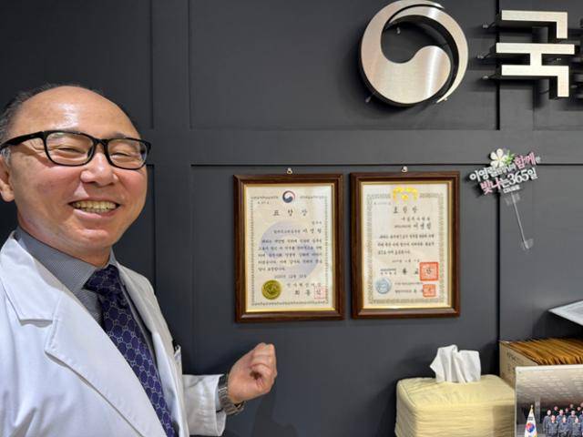 이영렬 국립법무병원장이 1일 충남 공주시 반포면 국립법무병원에서 정신질환에 의한 강력범죄 재소자들의 재범률 문제에 대해 이야기하고 있다. 벽에는 정부로부터 받은 표창장이 걸려 있다. 공주=정민승 기자