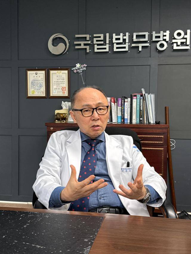 이영렬 국립법무병원장이 1일 한국일보와 가진 인터뷰에서 정신질환에 의한 강력범죄 재소자들의 재범률 문제에 대해 이야기하고 있다. 공주=정민승 기자