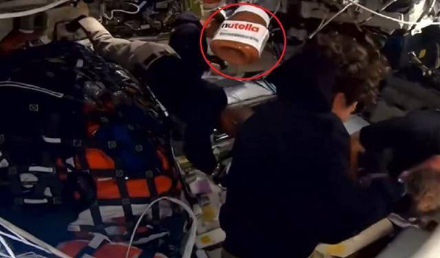 7일 유인 우주 비행 역사상 지구로부터 가장 먼 지점에 도달한 '아르테미스 2호'의 달 탐사선 '오리온' 안에서 우주비행사들 사이로 초콜릿 스프레드 '누텔라' 병이 무중력 상태로 둥둥 떠다니고 있다. 엑스(X) 캡처