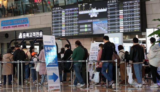 서울 강서구 김포국제공항 국내선 출국장에 이용객들이 붐비고 있다. 연합뉴스