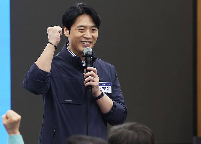 더불어민주당 경기도지사 예비후보로 나선 한준호 의원이 7일 중앙일보 정치 토크쇼 ‘황현희의 불편한 여의도’에 출연한다. 사진은 지난달 30일 경기도의회에서 열린 더불어민주당 경기도당 제3차 상무위원회에서 인사말을 하는 한 예비후보. 연합뉴스