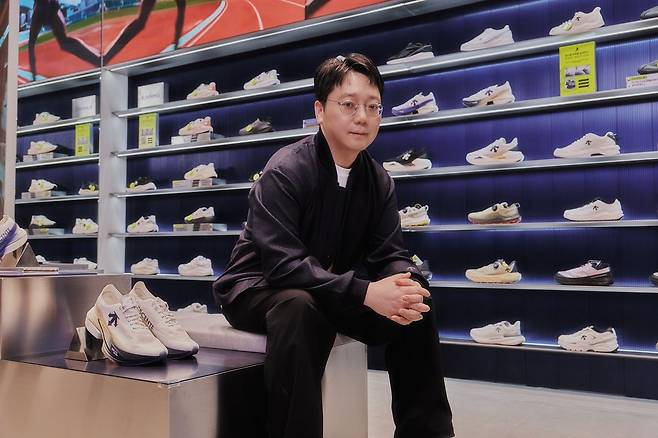 최호준 데상트코리아 데상트 브랜드 사업총괄이 서울 송파구 잠실에 있는 러닝화 매장에서 중앙일보와 인터뷰하고 있다. 사진 데상트코리아