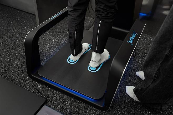 서울의 한 데상트 매장에서 한 소비자가 러닝화를 구입하기 전 족형을 측정하고 있는 모습. 사진 데상트코리아