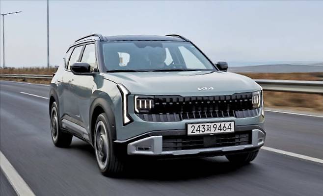 하이브리드 모델 실연비가 L당 19㎞를 웃도는 ‘디 올 뉴 셀토스’. 기아 제공