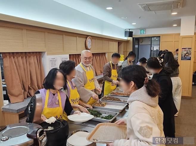 7일 낮 12시 서울 동대문구 회기동 연화사 식당에서 주지 스님인 묘장스님과 절 관계자, 봉사자들이 대학생들에게 무료 점심을 배식하고 있다. /사진=박수빈 기자