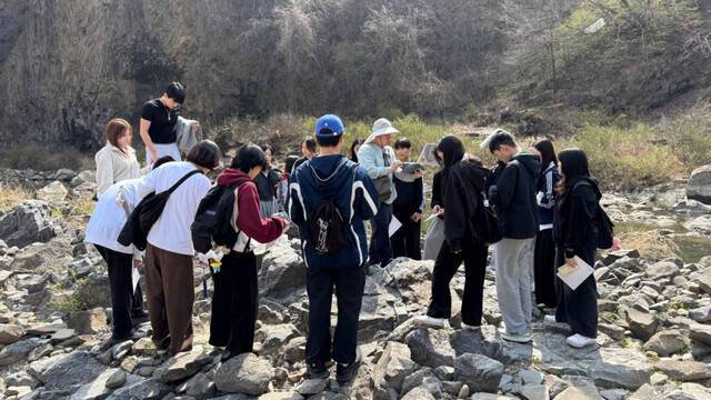 운유고 학생들이 암석 표본을 직접 채취하고 기록지에 관찰 내용을 작성하고 있다. 김포교육지원청 제공
