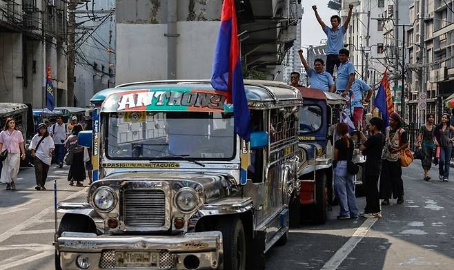 지난 20일(현지시간) 필리핀 수도 마닐라에서 필리핀의 대표적 서민 교통수단인 지프니 운전사들이 연료 가격 급등에 항의하는 시위를 벌이고 있다.
EPA연합뉴스
