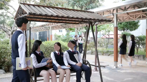 작년 남녀공학으로 바뀐 동대부속가람고에 배치된 벤치의자에서 학생들이 대화하고 있다.