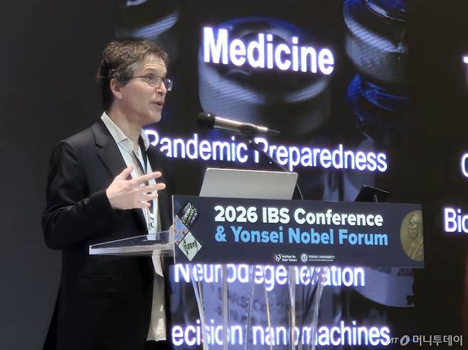2024년 노벨화학상 수상자인 데이비드 베이커 미국 워싱턴대 교수가 6일 6일 2026 IBS(기초과학연구원) 컨퍼런스에서 강연하고 있다. /사진=박건희 기자