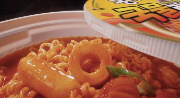 팔도가 전자레인지 조리에 특화한 '왕뚜껑 국물라볶이'를 선보인 지 한 달 만에 200만개 판매를 기록했다. 모디슈머 트렌드와 결합해 '비빔면'의 계절적 한계를 보완할 전략 제품으로 평가된다. /사진=팔도