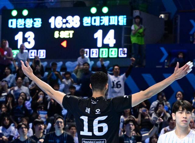 현대캐피탈 레오가 서브 에이스를 자신하며 팬들을 향해 세리머니를 하고 있다 / 한국배구연명(KOVO)