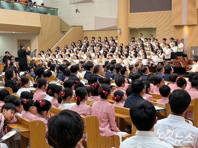 특별찬양으로 드리고 있는 상남교회 연합찬양대와 연합오케스트라. 경남CBS