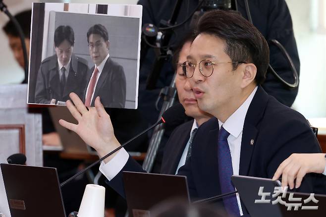 더불어민주당 전용기 의원이 7일 서울 여의도 국회에서 열린 '윤석열정권 정치검찰조작기소 의혹사건 진상규명' 국정조사특별위원회 전체회의에서 박상용 검사와 국민의힘 의원들이 대화하는 사진을 보이며 발언을 하고 있다. 윤창원 기자