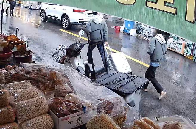 지난 3월18일 20대 딸 부부가 50대 어머니의 시신이 담긴 캐리어를 끌고 중구 주거지에서 신천으로 이동하는 모습이 폐쇄회로(CC)TV에 찍혔다. 대구=연합뉴스