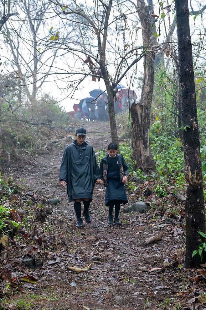 빗속에 순례길 현장을 점건 중인 부탄 국왕과 왕자. 부탄국왕 공식 인스타그램