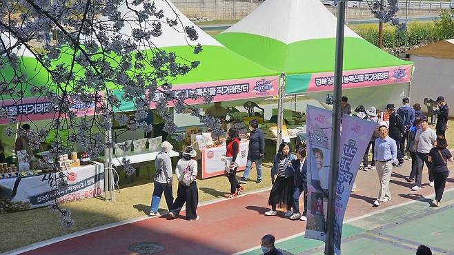 상주시가 지난 3일부터 5일까지 참여한 제7회 연제고분판타지축제 농특산물 직거래장터 모습 ⓒ상주시 제공