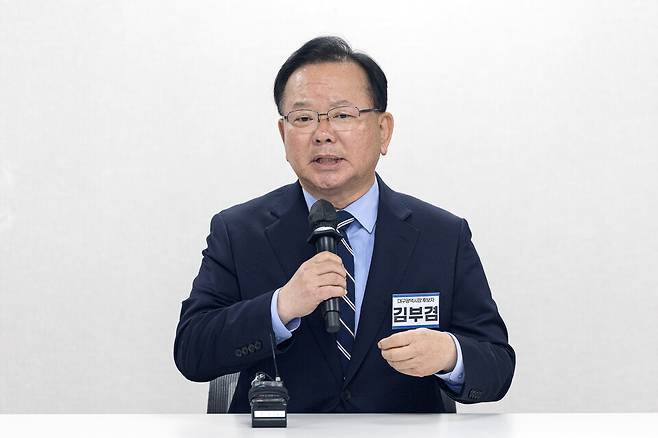 6·3 지방선거 대구시장에 출사표를 던진 김부겸 전 국무총리가 4월3일 서울 영등포구 여의도 더불어민주당 중앙당사에서 공천 심사 면접을 보고 있다. ⓒ연합뉴스