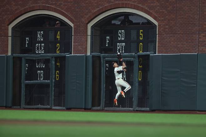 샌프란시스코 이정후가 7일(한국시간) 오라클파크서 열린 필라델피아전서 호수비를 펼치고 있다. 샌프란시스코|AP뉴시스