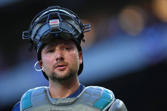 칼 롤리가 7일 미국 텍사스주 알링턴의 글로브 라이프 필드에서 열린 텍사스 레인저스와 2026 메이저리그 정규리그 원정 경기 도중 더그아웃을 바라보고 있다. 알링턴 | AP연합뉴스