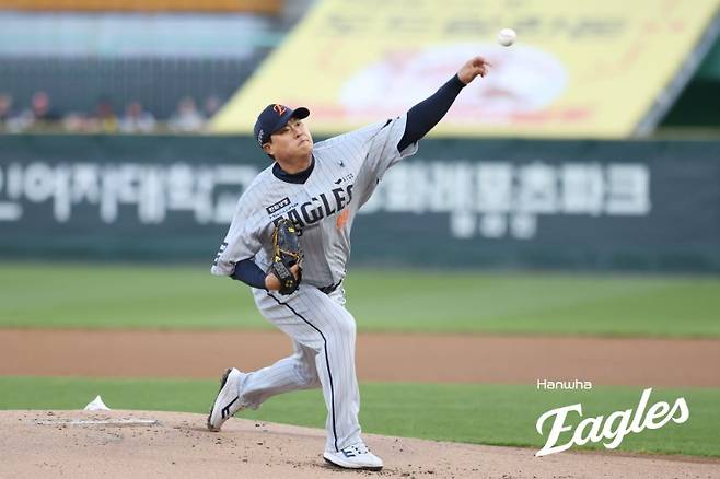 ▲ 6이닝 10탈삼진 2실점 호투로 팀 승리를 이끈 류현진 ⓒ한화이글스