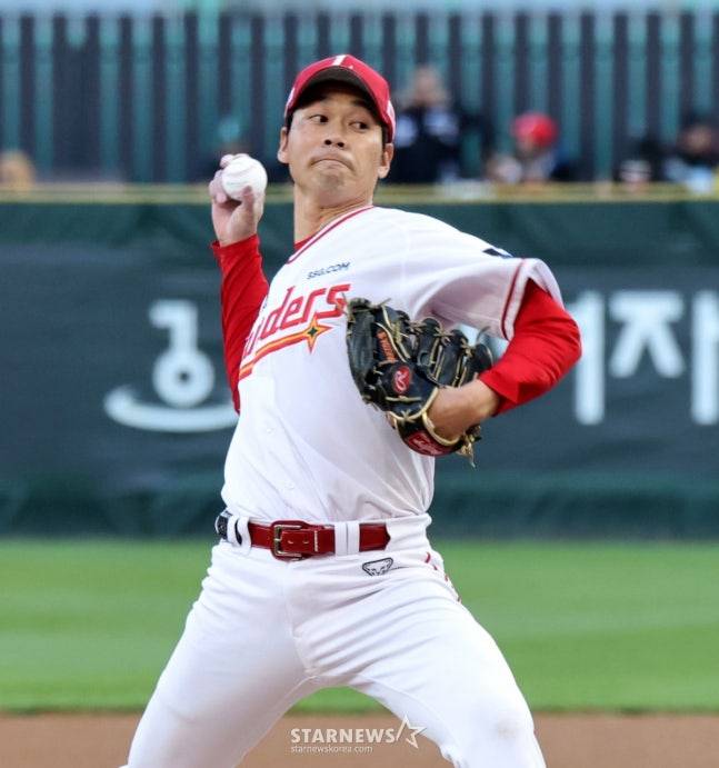 SSG 랜더스 타케다 쇼타가 7일 인천 SSG랜더스필드에서 열린 한화 이글스와 2026 신한 SOL KBO리그 홈경기에 선발 등판해 투구하고 있다. /사진=강영조 선임기자