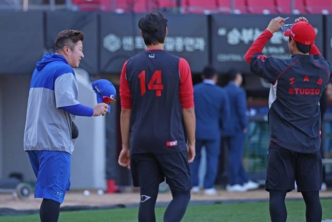 KIA 선수단에 인사하는 최형우(왼쪽). /사진=삼성 라이온즈