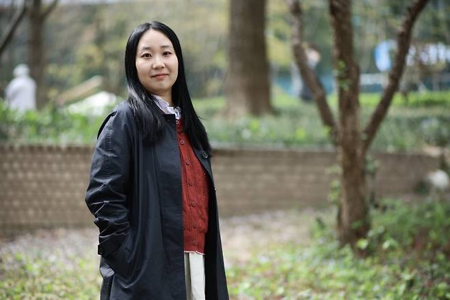 소설집 '너의 나쁜 무리' 펴낸 예소연 작가 (서울=연합뉴스) 류효림 기자 = 두 번째 소설집 '너의 나쁜 무리'를 펴낸 예소연 작가가 지난 6일 서울 종로구 수송동 연합뉴스 사옥에서 인터뷰에 앞서 포즈를 취하고 있다. 2026.4.7
ryousanta@yna.co.kr