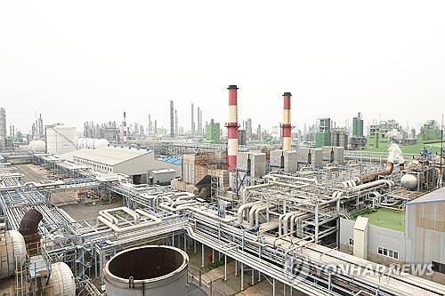 나프타 가공설비 (여수=연합뉴스) 정다움 기자 = 중동 사태에 따른 원료 수급 불안 영향으로 '나프타 대란' 우려가 확산하고 있는 1일 오후 전남 여수시 여수국가산단 내 여천NCC 나프타 가공 설비들이 가동되고 있다. 2026.4.1
