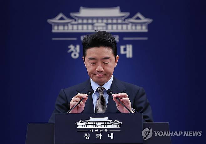 강훈식 비서실장, UAE 체류 국민 귀국 지원 및 원유 확보 관련 브리핑 (서울=연합뉴스) 김도훈 기자 = 강훈식 대통령 비서실장이 6일 청와대 춘추관에서 UAE 체류 국민 귀국 지원 및 원유 확보 관련 브리핑을 위해 단상에 올라 마이크를 조정하고 있다. 2026.3.6 superdoo82@yna.co.kr