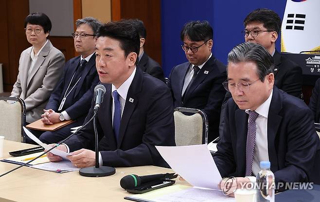 대통령비서실장, 중동상황 기자간담회 (서울=연합뉴스) 한상균 기자 = 강훈식 비서실장이 7일 청와대에서 열린 중동상황 관련 기자간담회에서 발언하고 있다. 오른쪽은 김용범 정책실장. 2026.4.7 xyz@yna.co.kr