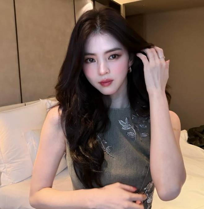 배우 한소희가 고혹미 가득한 미모를 뽐내고 있다. / 사진=한소희 SNS