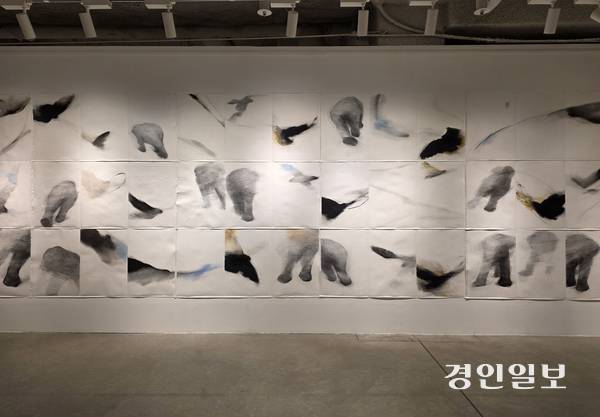 수원시립아트스페이스광교에서 열리고 있는 ‘하나 쌓고, 하나 빼-기’ 전시 모습. 2026.4.8 /구민주기자 kumj@kyeongin.com