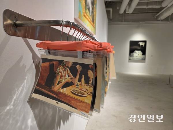 수원시립아트스페이스광교에서 열리고 있는 ‘하나 쌓고, 하나 빼-기’ 전시 모습. 2026.4.8 /구민주기자 kumj@kyeongin.com